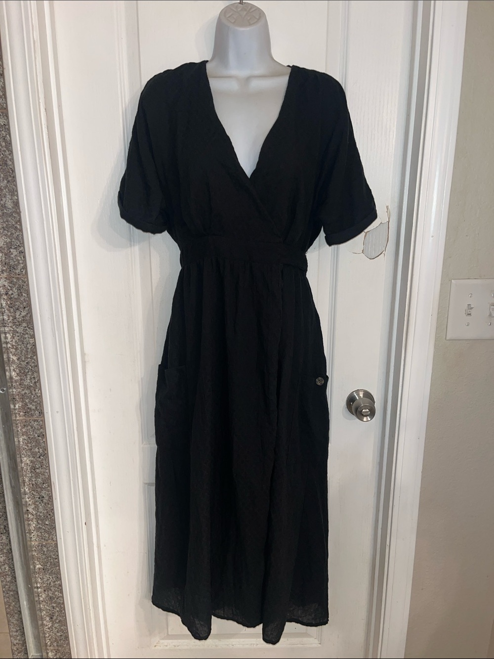Fashion Earth Black V-Neck Midi wrap Dress, Med